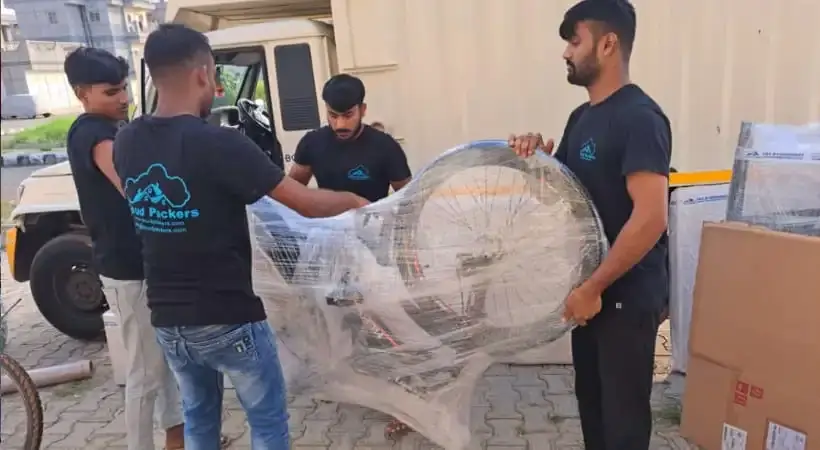 Cloud mover team packing a cycle photo